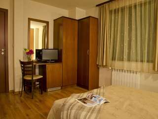 Отель Bizev Hotel Банско Двухместный номер с 1 кроватью или 2 отдельными кроватями и собственной ванной комнатой-5